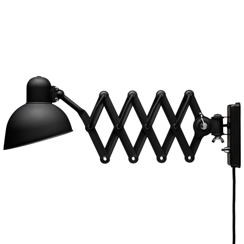 Schwarze 6718 KAISER idell Scherenleuchte von Fritz Hansen mit verstellbarem Arm und Lampenschirm.